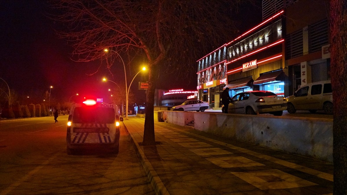 Çorum'da, eczaneye para karşılığı taşla saldırdığı iddiasıyla iki şüpheli gözaltına alındı. Polis...