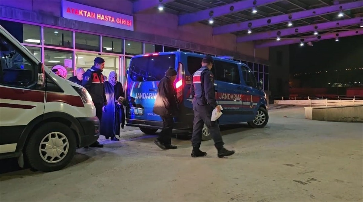 Çorum'da jandarma ekipleri, tedavisinin ardından taburcu edilen yaşlı kadın ile eşini yaşadıkları...