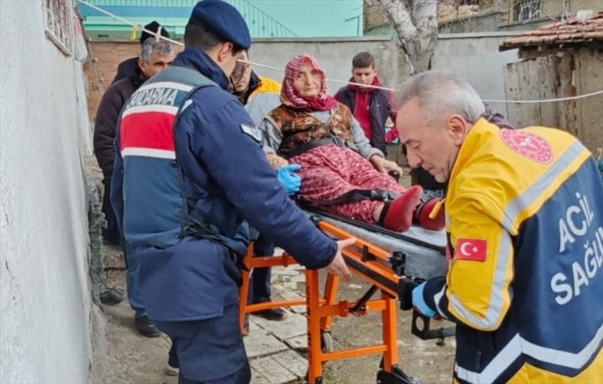 Çorum'da yakınlarının ilgilenmek istemediği 90 yaşındaki kadın, jandarma ekiplerince huzurevine...