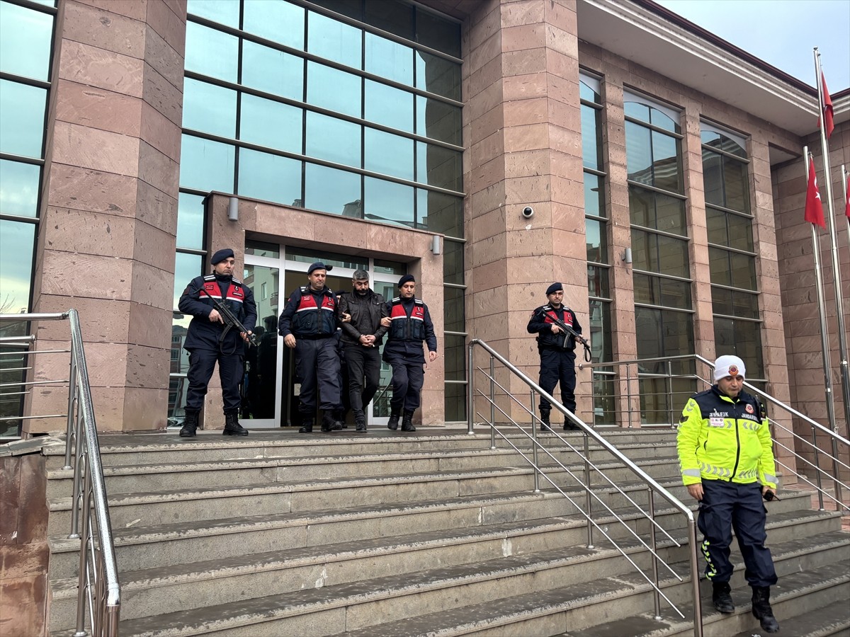 Çorum'un Osmancık ilçesinde uyuşturucu ticareti yaptığı iddiasıyla gözaltına alınan 2 kişiden biri...