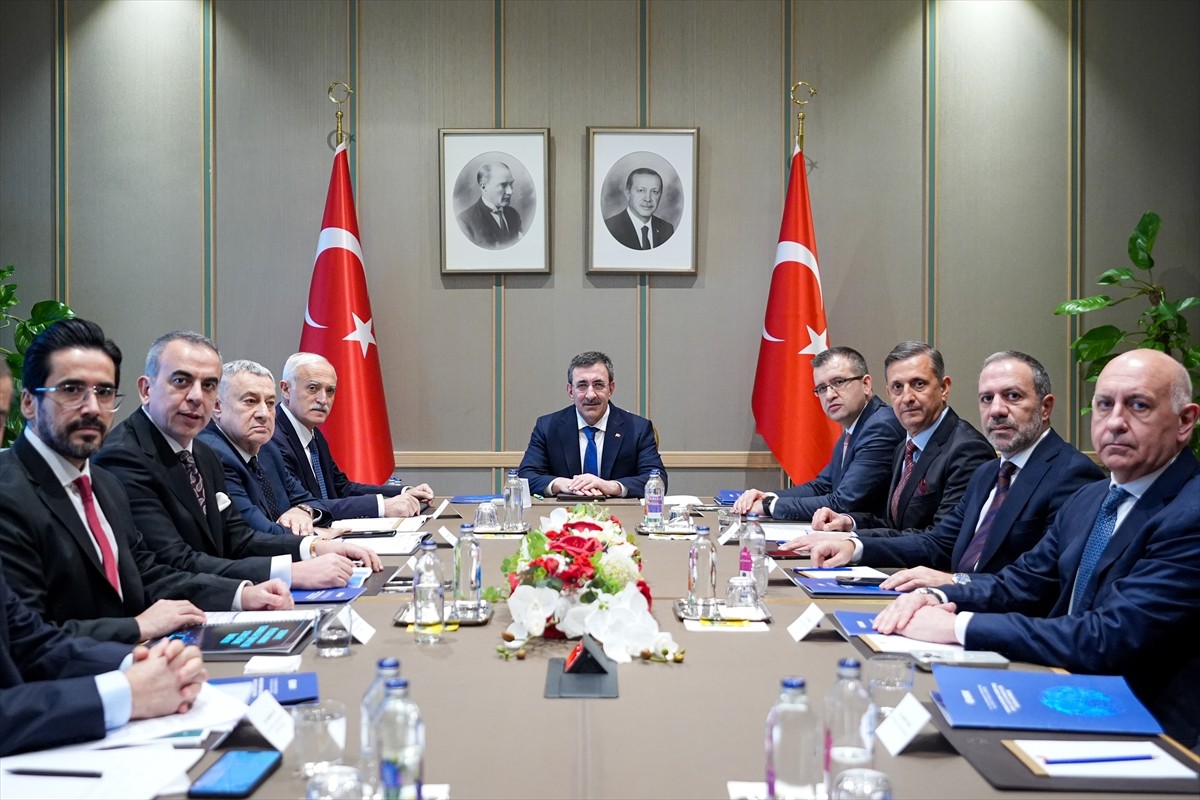 Cumhurbaşkanı Yardımcısı Cevdet Yılmaz (ortada), Cumhurbaşkanlığı Külliyesi'nde, Dış Ekonomik...