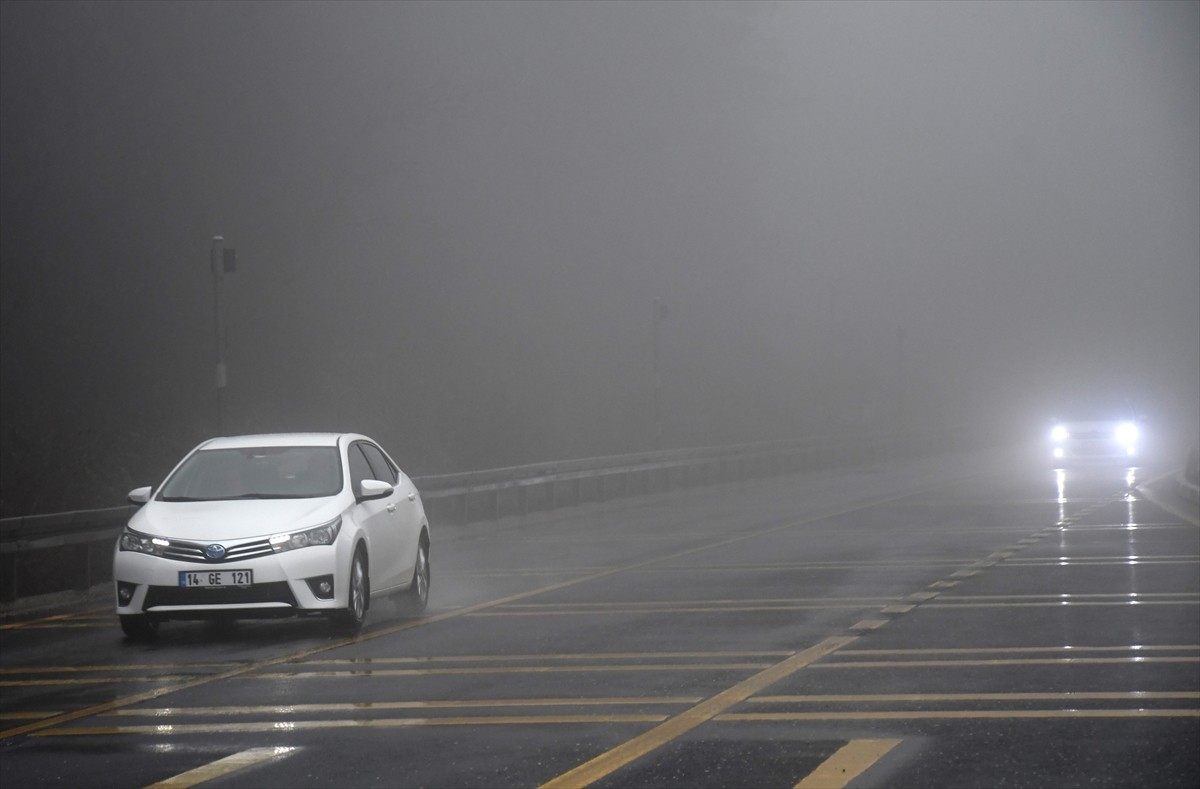 D-100 kara yolunun Bolu Dağı geçişi ile Anadolu Otoyolu'nun viyadükler ve tünel mevkilerinde sis...