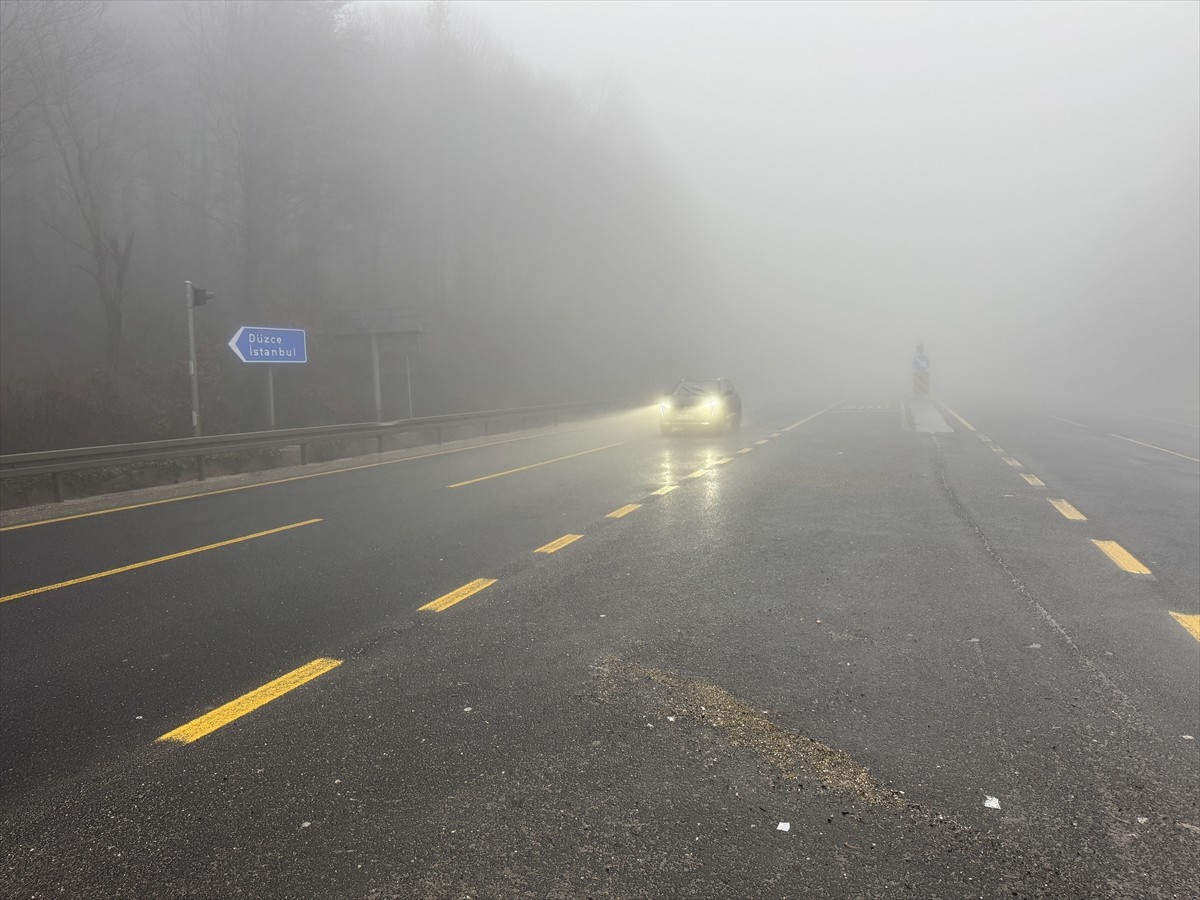 D-100 kara yolunun Bolu Dağı kesiminde sis ve sağanak etkili oldu.