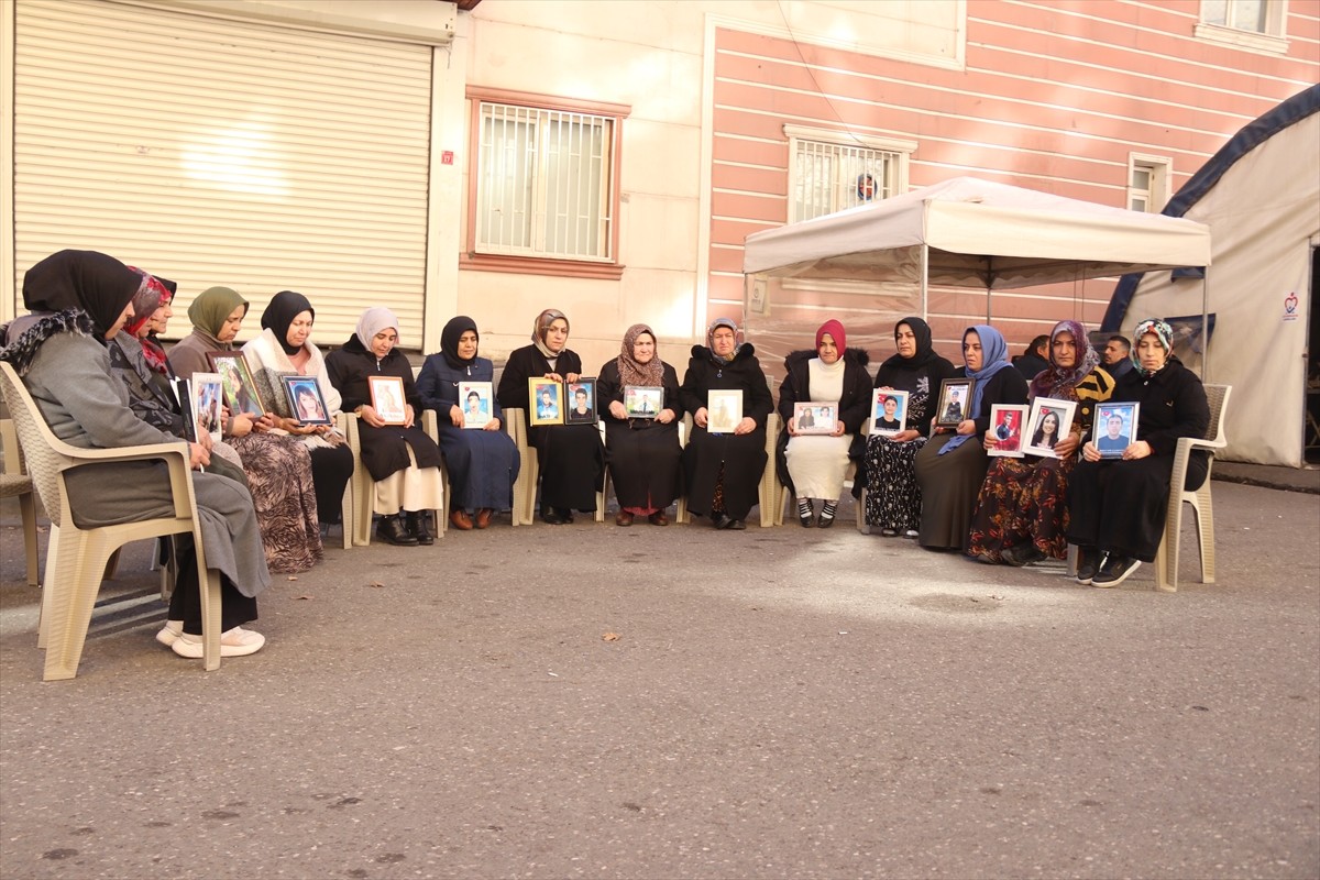 Dağa kaçırılan çocukları için eski HDP il binası önünde oturma eylemi yapan Diyarbakır anneleri...
