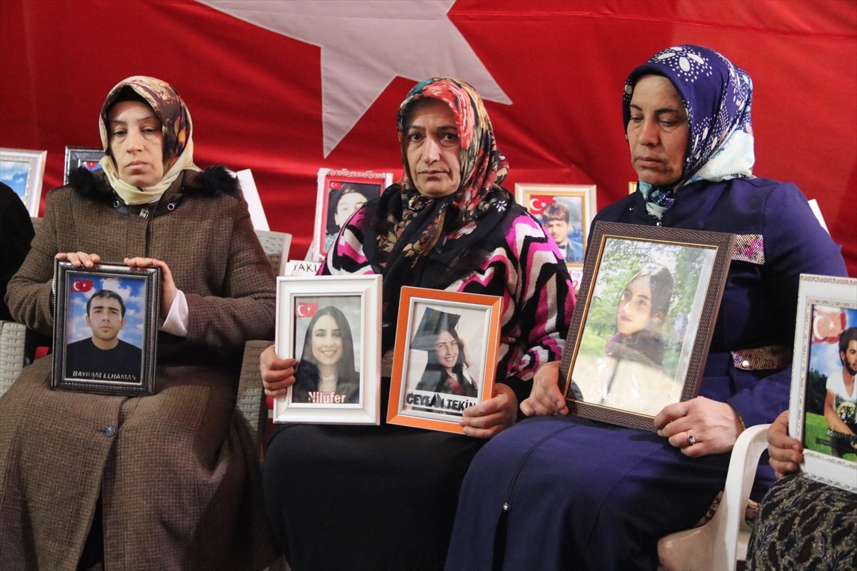 Dağa kaçırılan çocukları için eski HDP il binası önünde oturma eylemi yapan Diyarbakır anneleri...