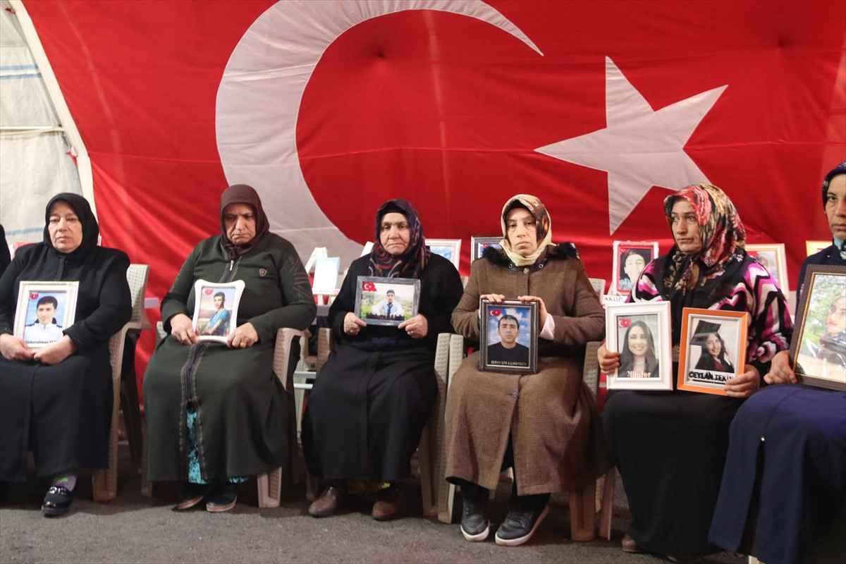 Dağa kaçırılan çocukları için eski HDP il binası önünde oturma eylemi yapan Diyarbakır anneleri...