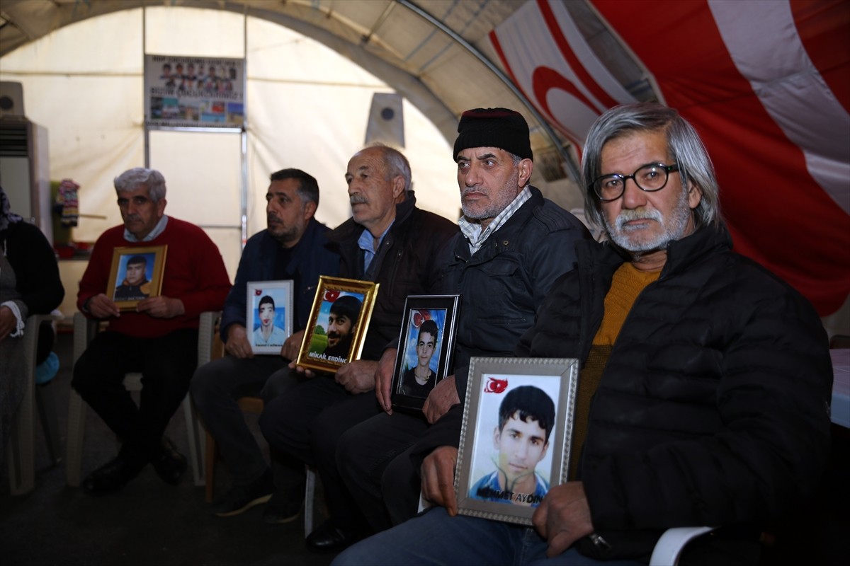 Dağa kaçırılan çocukları için eski HDP il binası önünde oturma eylemi yapan Diyarbakır anneleri...