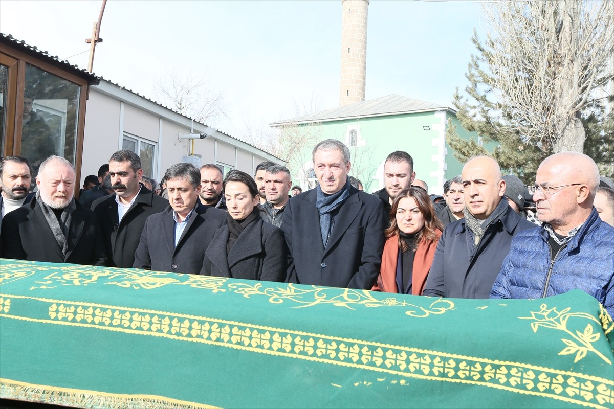 DEM Parti Eş Genel Başkanı Tuncer Bakırhan'ın (sağ 4) vefat eden babası Ali Bakırhan, son...