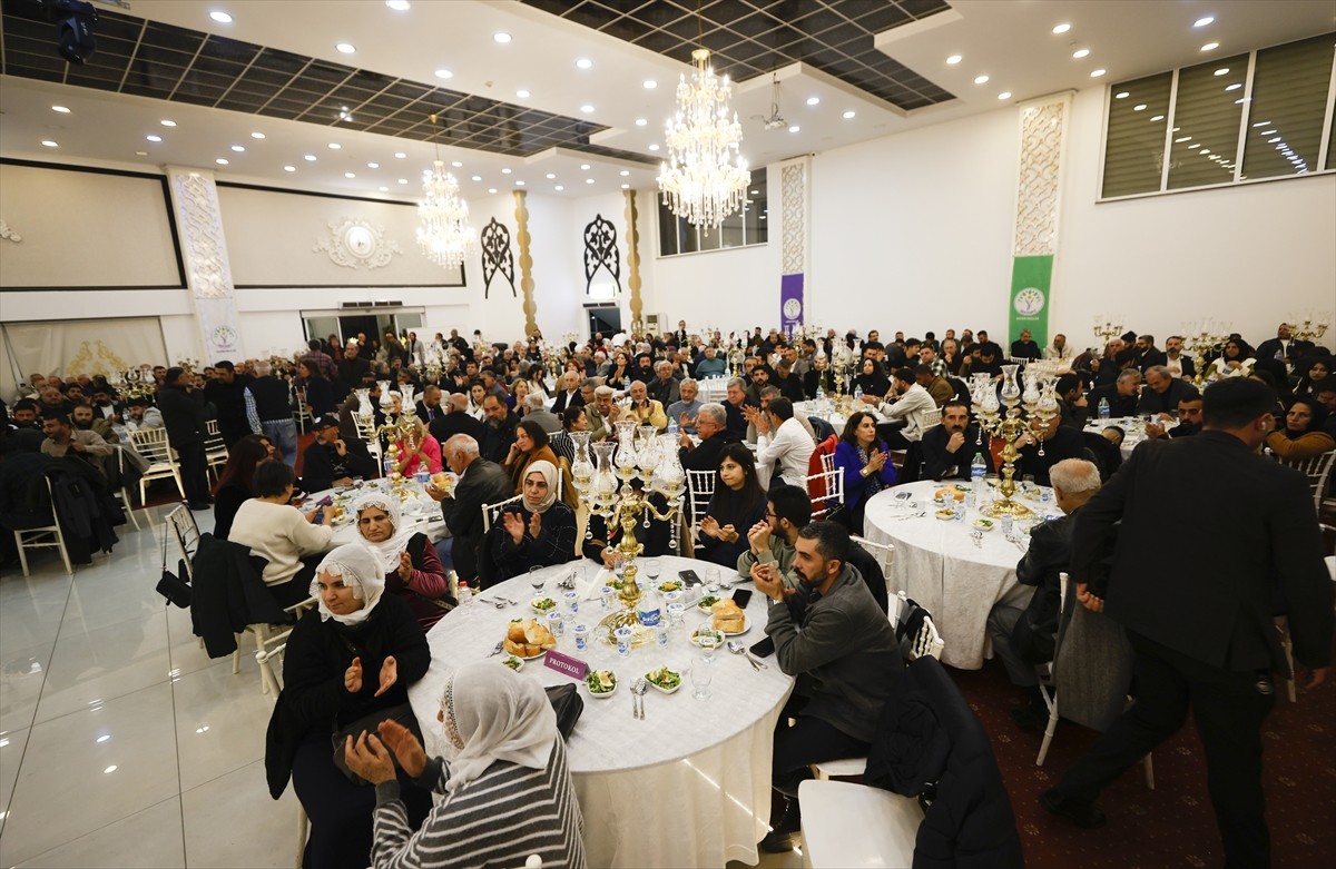 DEM Parti Eş Genel Başkanı Tuncer Bakırhan, Mersin'de bir düğün salonunda partisince düzenlenen...