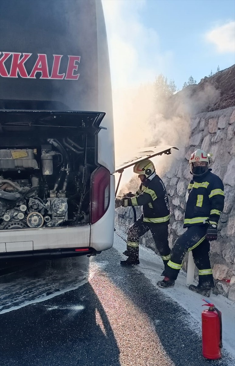 Denizli'nin Pamukkale ilçesinde seyir halindeki yolcu otobüsünün motor bölümünde çıkan yangın...