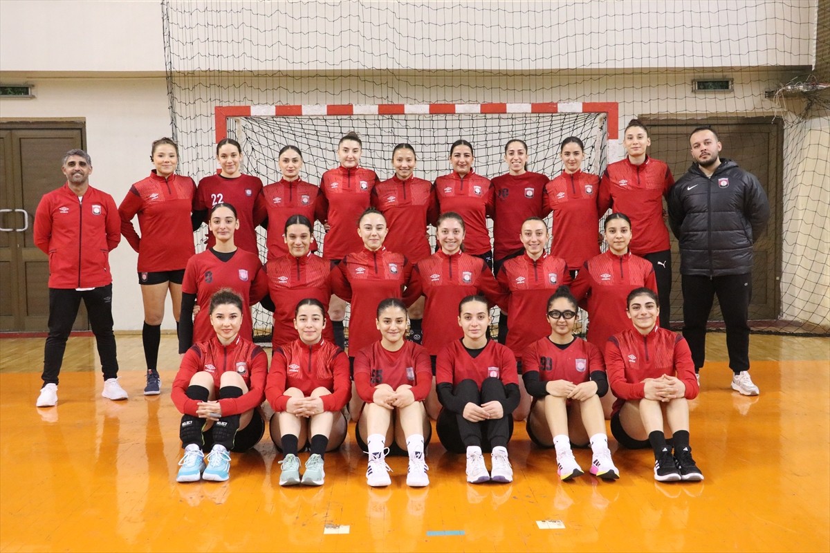 Depremler nedeniyle hakkını dondurduğu Hentbol Kadınlar Süper Lig'e döndüğü sezonda 9 maçta 7...