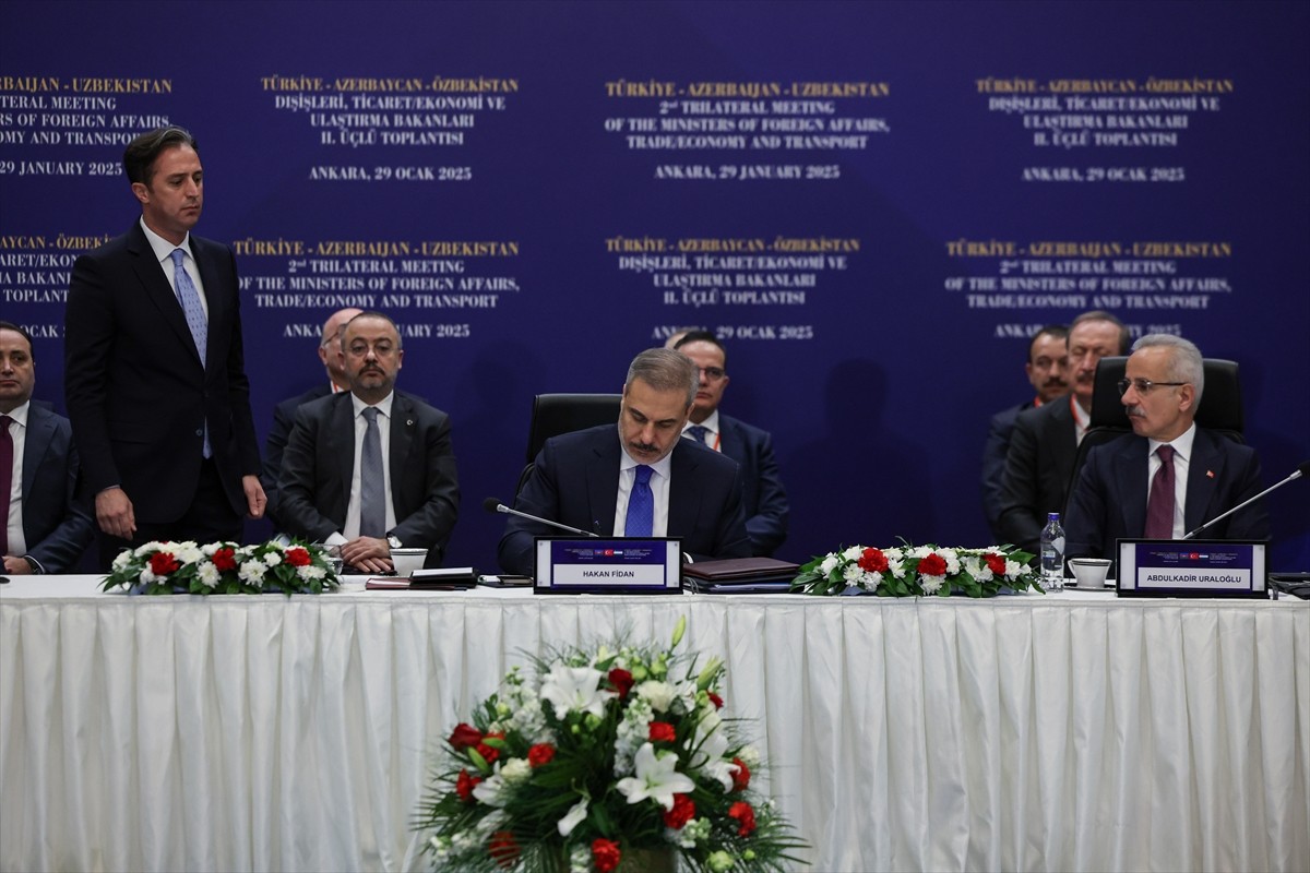 Dışişleri Bakanı Hakan Fidan, Ticaret Bakanı Ömer Bolat ile Ulaştırma ve Altyapı Bakanı Abdulkadir...