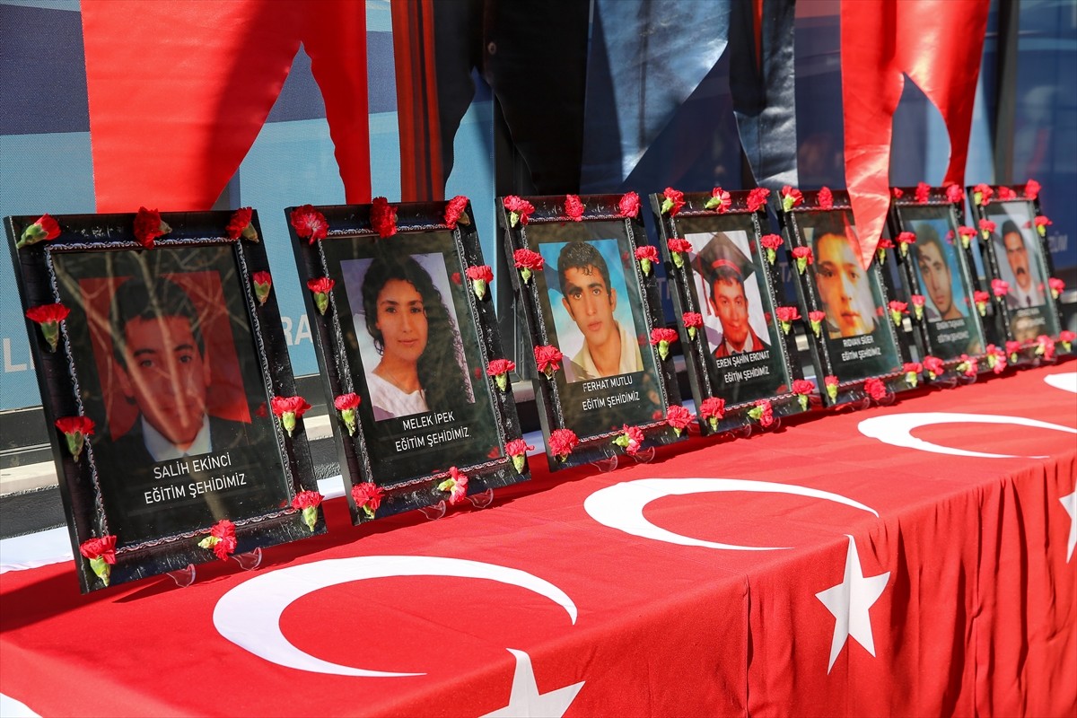 Diyarbakır'da 17 yıl önce PKK'lı teröristler tarafından bomba yüklü araçla dershane önünde...