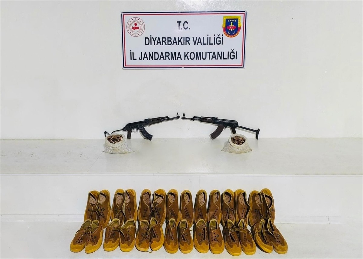 Diyarbakır'ın Lice ilçesinde terör örgütü PKK'ya ait araziye gömülü silah ve mühimmat ele...