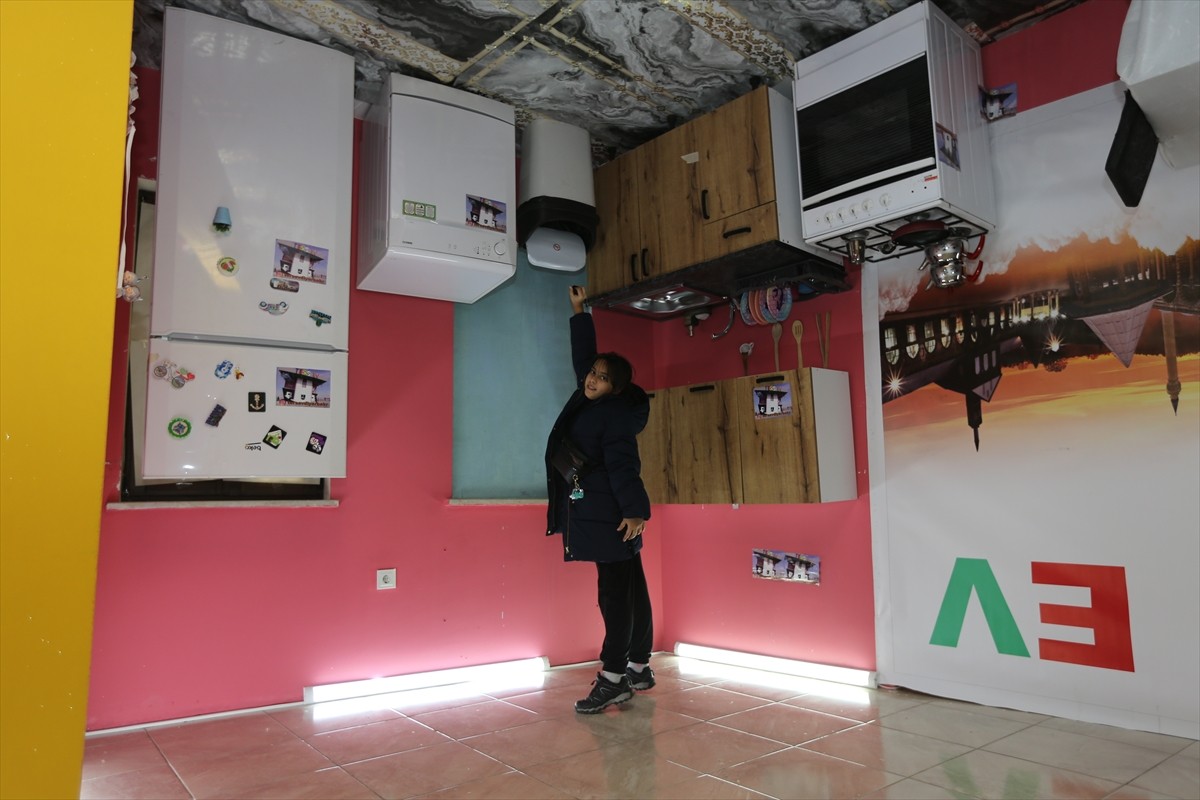 Diyarbakır'ın merkez Sur ilçesinde eşyaların tavana yerleştirilmesiyle oluşturulan "ters ev"...