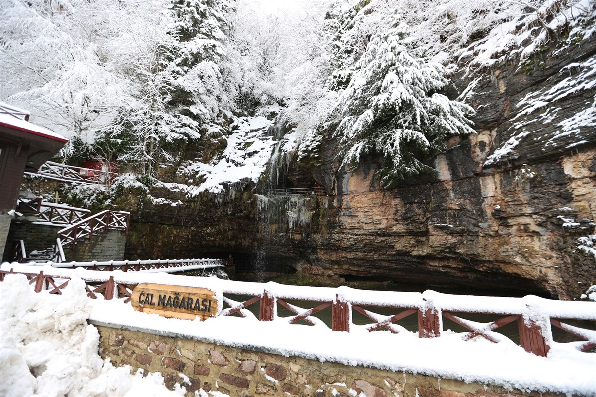 Doğu Karadeniz'in ve Trabzon'un önemli turizm destinasyonları arasında yer alan Çal Mağarası...