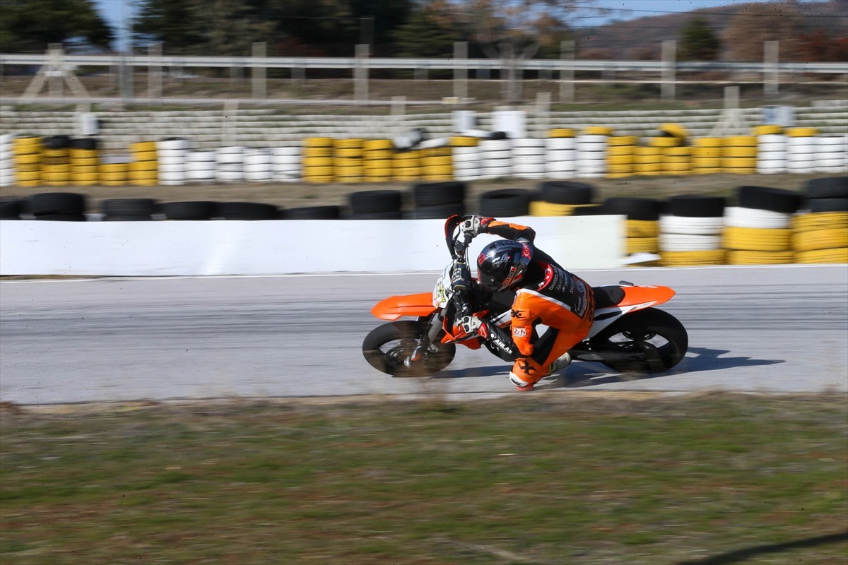 Dünya Dayanıklılık Şampiyonası'nda yarışan milli motosikletçi Asrın Rodi Pak, yeni sezonda podyuma...