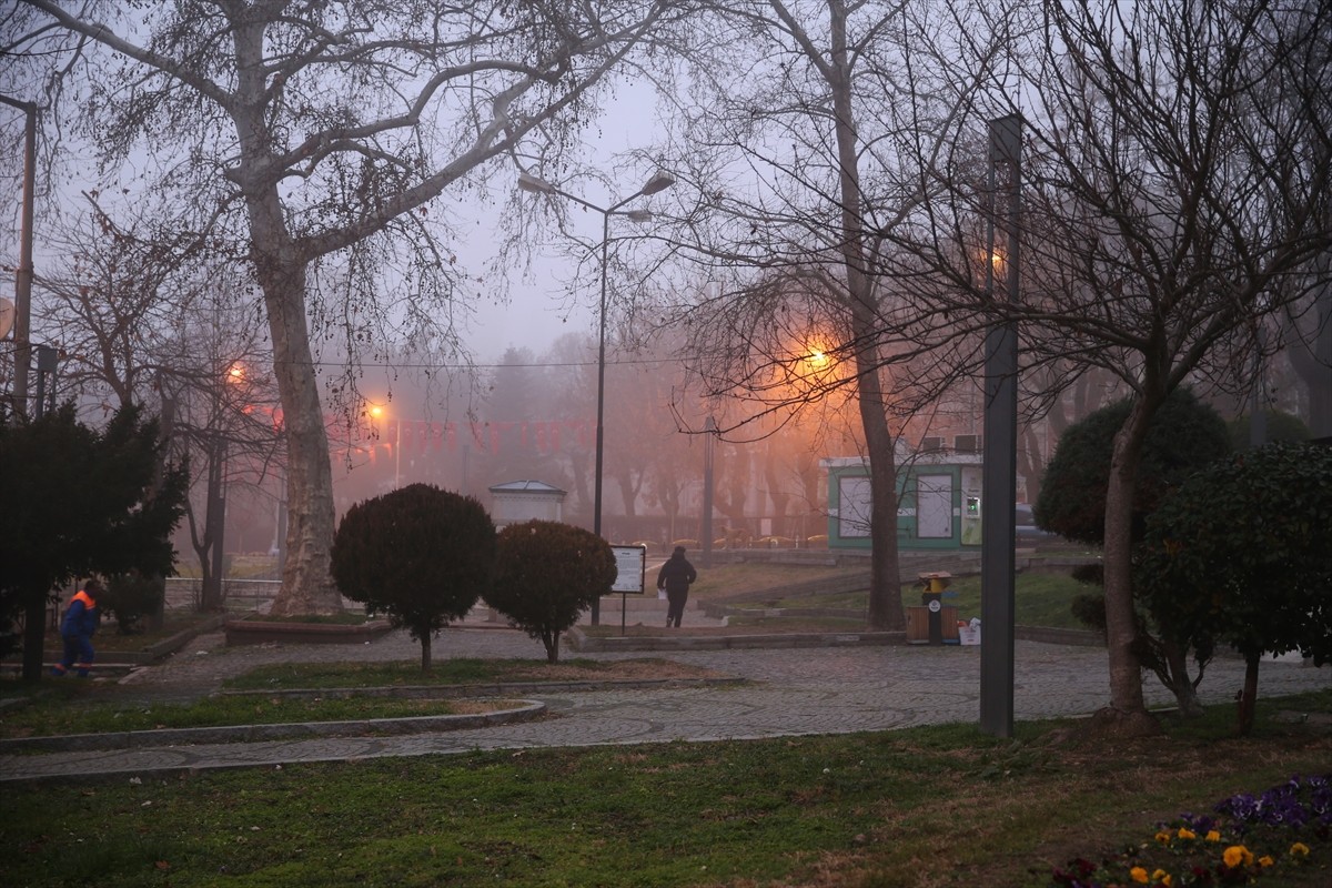 Edirne'de etkili olan sis nedeniyle görüş mesafesi yer yer 50 metreye kadar düştü.
