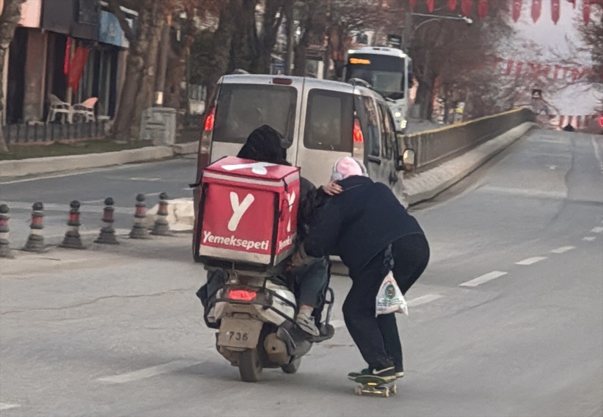 Edirne'de kaykaylı bir kişinin motosiklete tutunarak yaptığı tehlikeli yolculuk, kameraya...