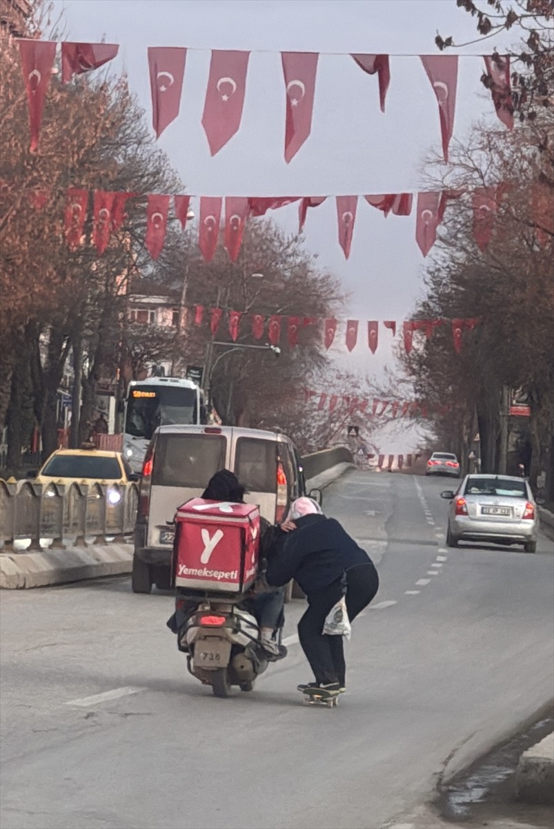 Edirne'de kaykaylı bir kişinin motosiklete tutunarak yaptığı tehlikeli yolculuk, kameraya...