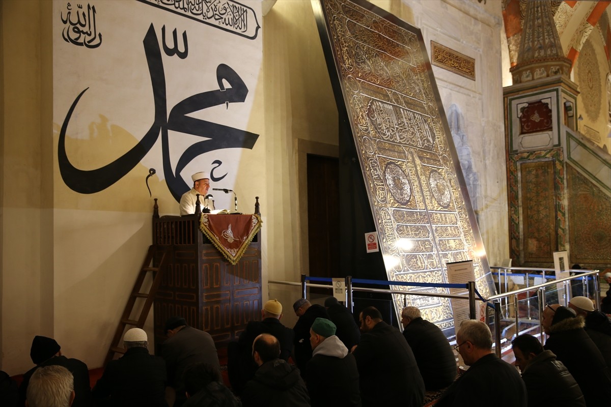 Edirne'de Miraç Kandili dolayısıyla programlar düzenlendi. Eski Cami'deki programda Kur'an-ı Kerim...