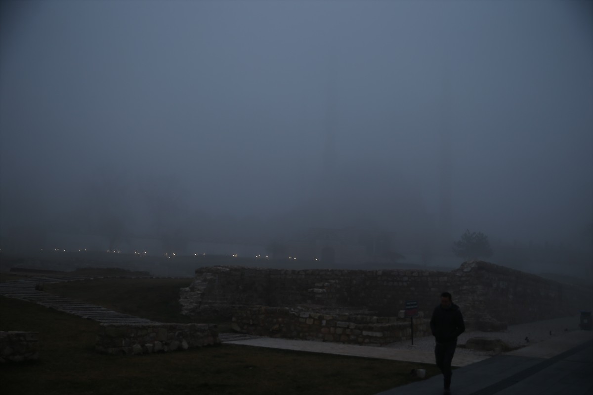 Edirne'de sis hayatı olumsuz etkiledi. Kentte etkili olan sis nedeniyle görüş mesafesi yer yer 50...