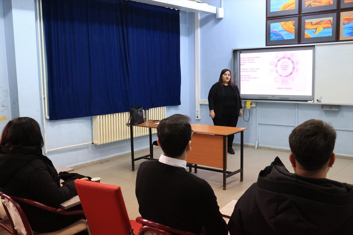 Edirne'de, velilerin çocuklarının eğitim sürecine daha fazla katılmalarını sağlamak amacıyla...