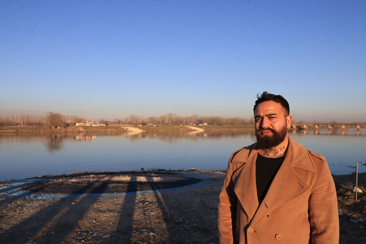 Edirne'de yaşayan Azerbaycanlı ressam Hatai Abdullayev (sağda), Duchenne Musküler Distrofi (DMD)...