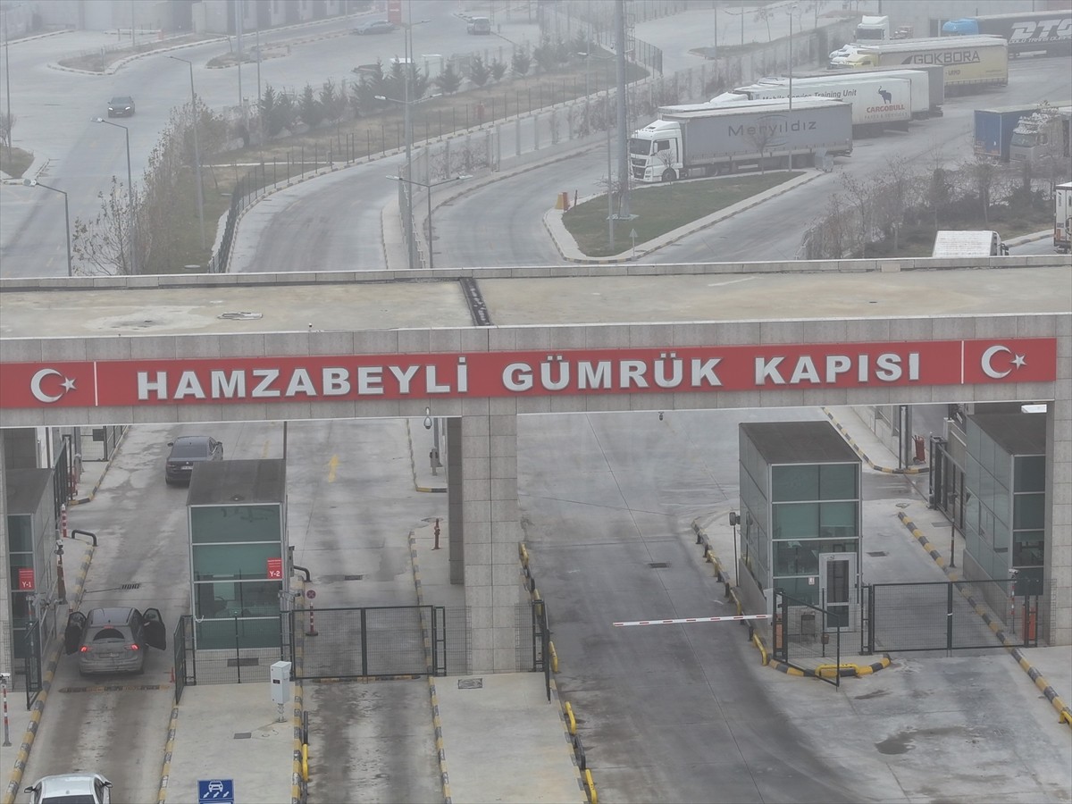 Edirne'den Avrupa'ya açılan sınır kapılarından 2024'te 14 milyon 500 yolcu geçti. 