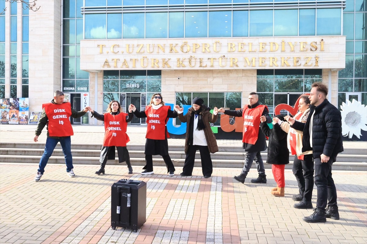 Edirne'nin Uzunköprü ilçesinde belediyeden çıkarılan bir grup işçi eylem yaptı.
