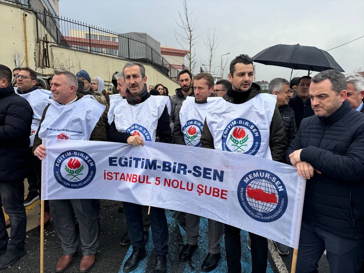 Eğitim-Bir-Sen üyesi grup, Büyükçekmece Kumburgaz Mahallesi'ndeki lisede müdür yardımcısı olarak...