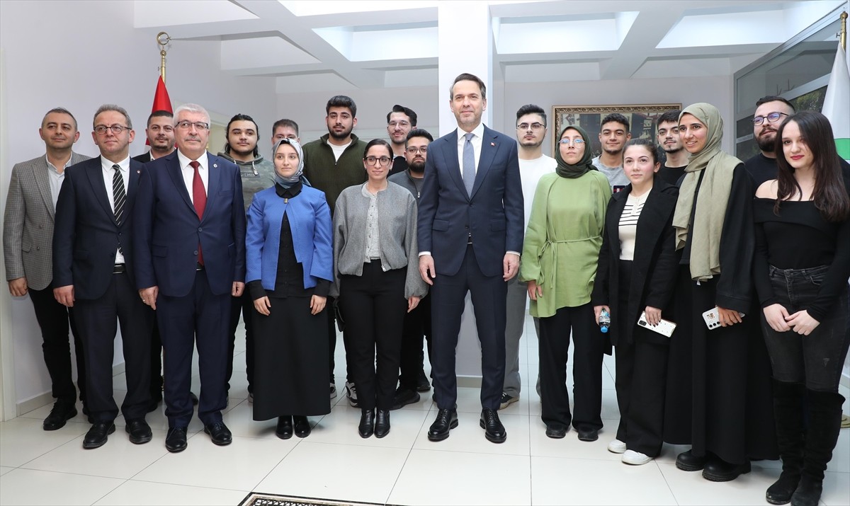 Enerji ve Tabii Kaynaklar Bakanı Alparslan Bayraktar (ortada), Sinop Valiliğini ziyaret etti....