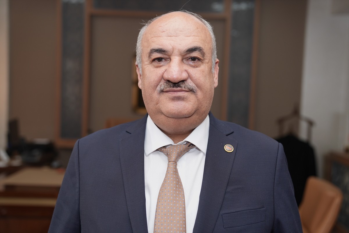 Erzurum'un Aziziye ilçesinde bir temizlik işçisi, çalışırken çöp bidonunun yanında bulduğu...