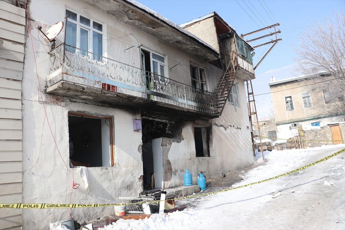 Erzurum'un Pasinler ilçesinde müstakil bir evde mutfaktaki tüpten çıkan gazın sıkışması nedeniyle...