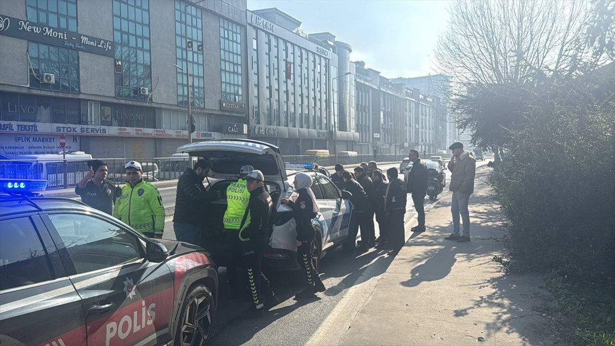 Esenler'de, 2 otomobilin çarpıştığı trafik kazasında 3'ü çocuk 6 kişi yaralandı.