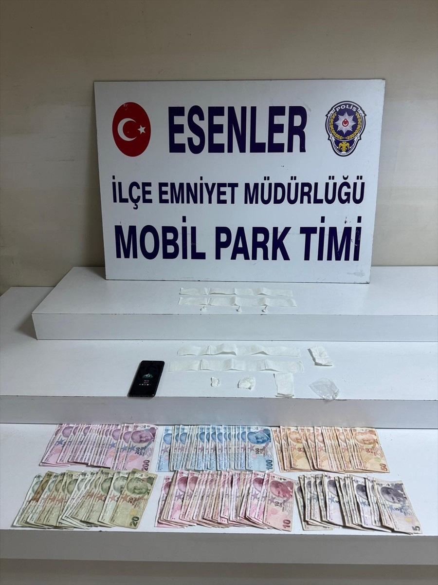 Esenler'de, halk pazarında meyve-sebze tezgahında uyuşturucu ticareti yaptığı belirlenen şüpheli...