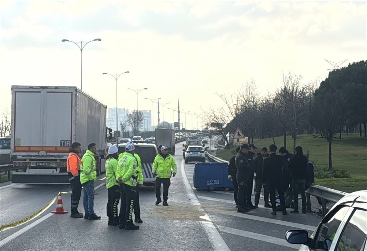 Esenler'de, önce otomobile sonra da yol kenarındaki bariyerlere çarpıp yere düşerek savrulan...
