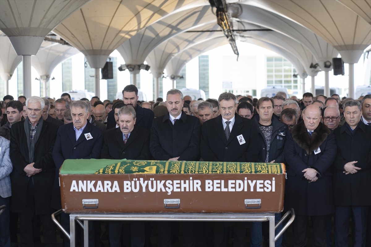 Eski Devlet Bakanı Kürşad Tüzmen'in (sol 5) dün hayatını kaybeden annesi Feriha Tüzmen başkentte...