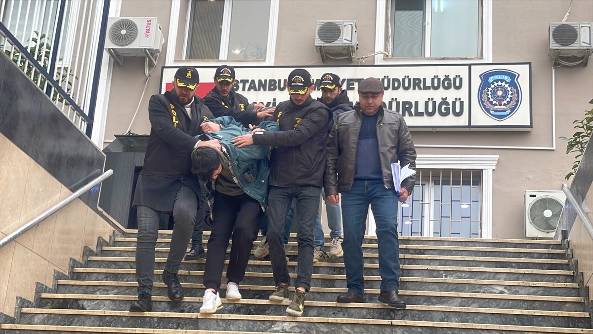 Fatih'te, bir kişinin bıçaklanarak öldürülmesine ilişkin gözaltına alınan 2 şüpheli adliyeye sevk...