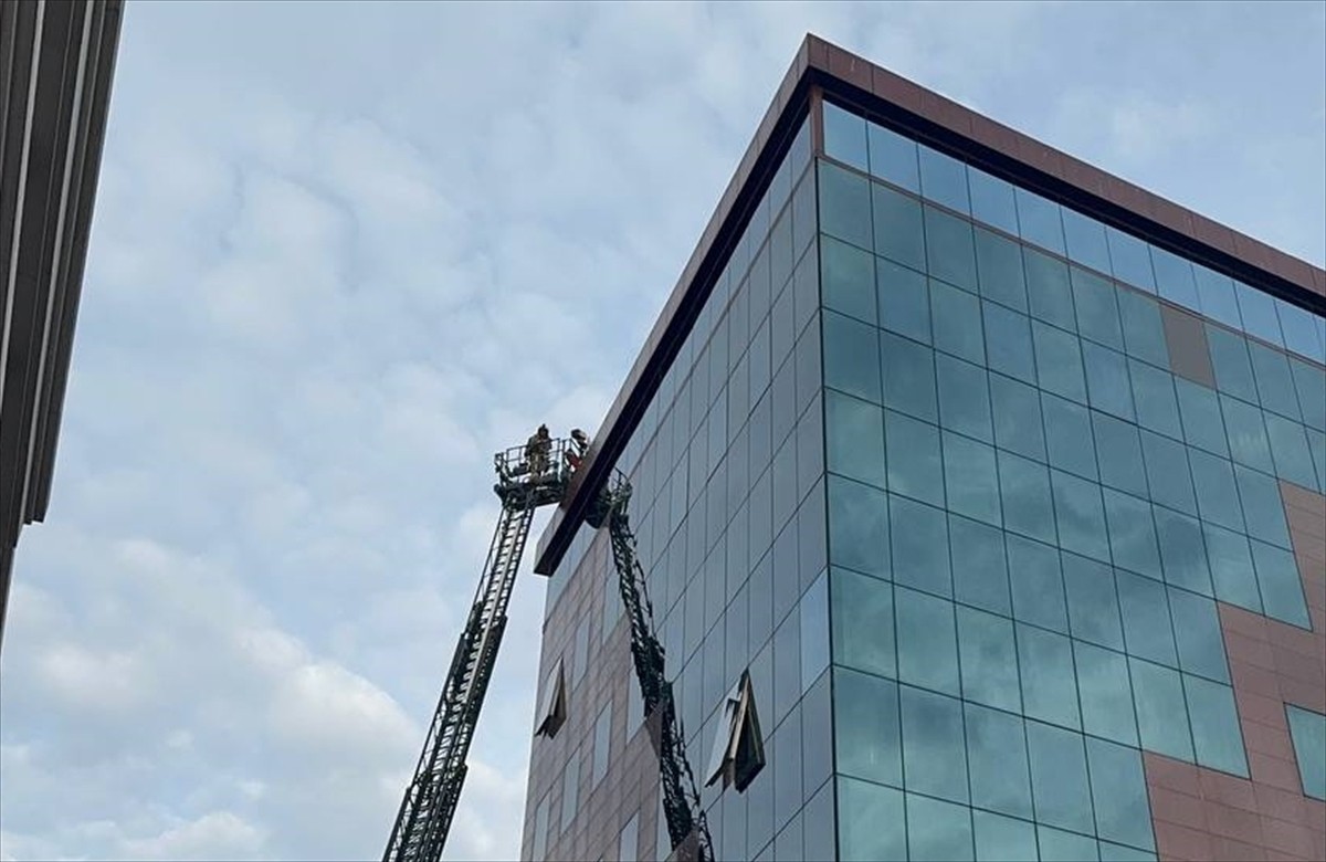 Fatih'te lokantanın bacasında çıkan yangın, itfaiye ekiplerince söndürüldü.