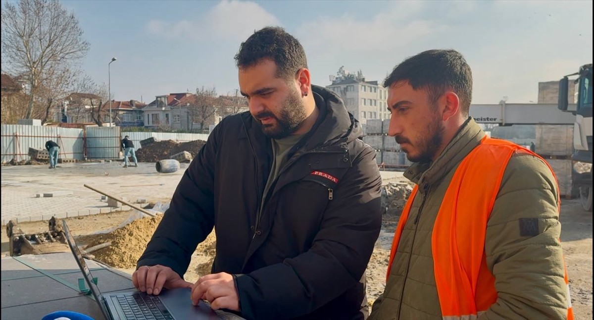 Fatih'te, Topkapı Meydanı ve Sosyal Tesisleri inşaatında çalışan işçiler, Anadolu Ajansının (AA)...