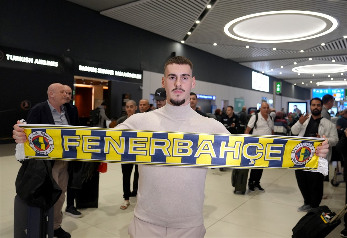Fenerbahçe'nin prensip anlaşmasına vardığı Sırp savunma oyuncusu Ognjen Mimovic, İstanbul'a geldi....