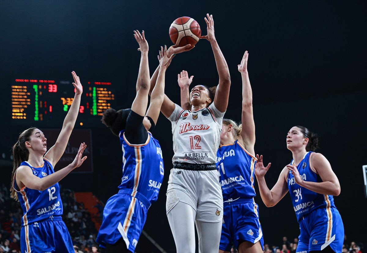 FIBA Kadınlar Avrupa Ligi E Grubu'nda 2. turun dördüncü maçında, ÇİMSA ÇBK Mersin ile İspanya'nın...