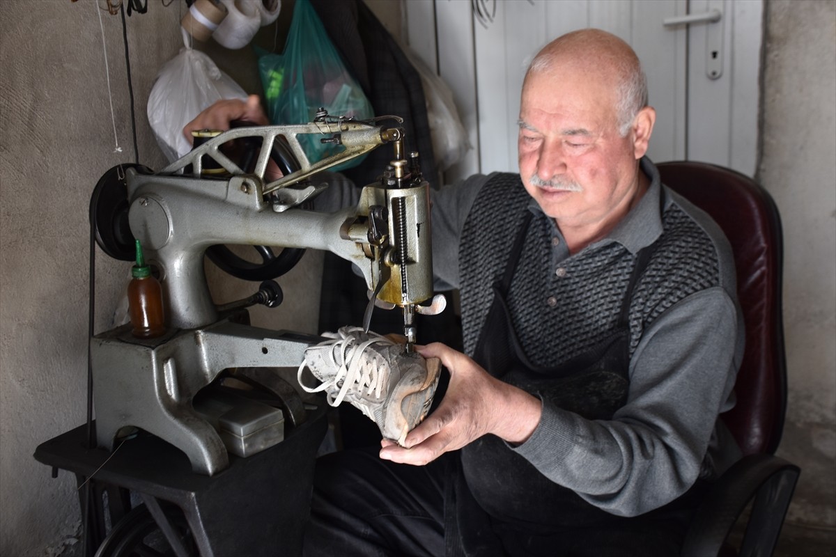 Gaziantep'te 45 yıldır ayakkabı tamirciliği yapan 65 yaşındaki Mehmet Necat Karayazgan, üçüncü...
