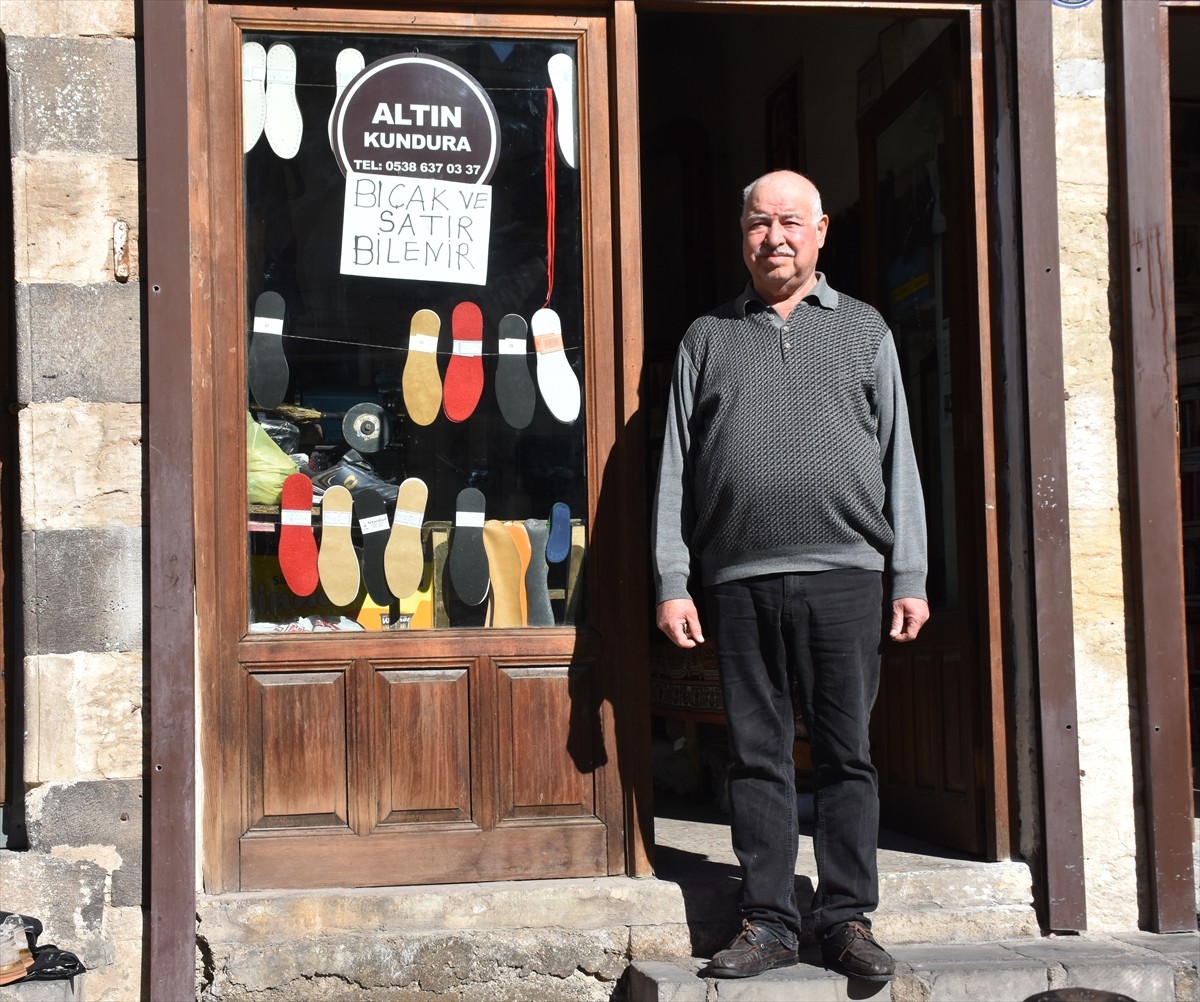 Gaziantep'te 45 yıldır ayakkabı tamirciliği yapan 65 yaşındaki Mehmet Necat Karayazgan, üçüncü...