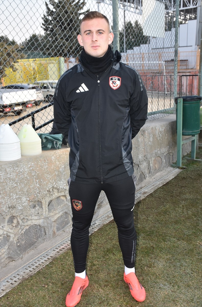 Gaziantep FK futbolcularından orta saha oyuncusu Kacper Kozlowski (fotoğrafta), kulüp...