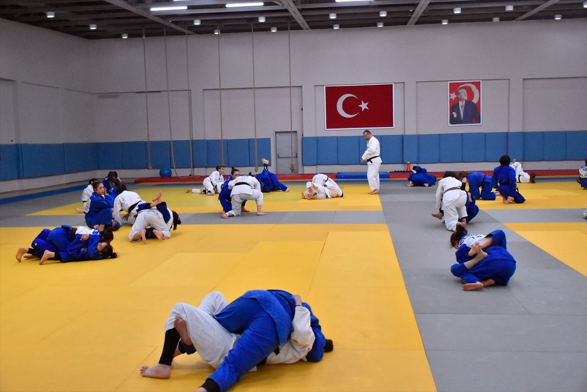 Genç Kadın Judo Milli Takımı, yeni sezonun ilk çalışmalarına 21 Ocak'ta Trabzon'da girdiği kampla...