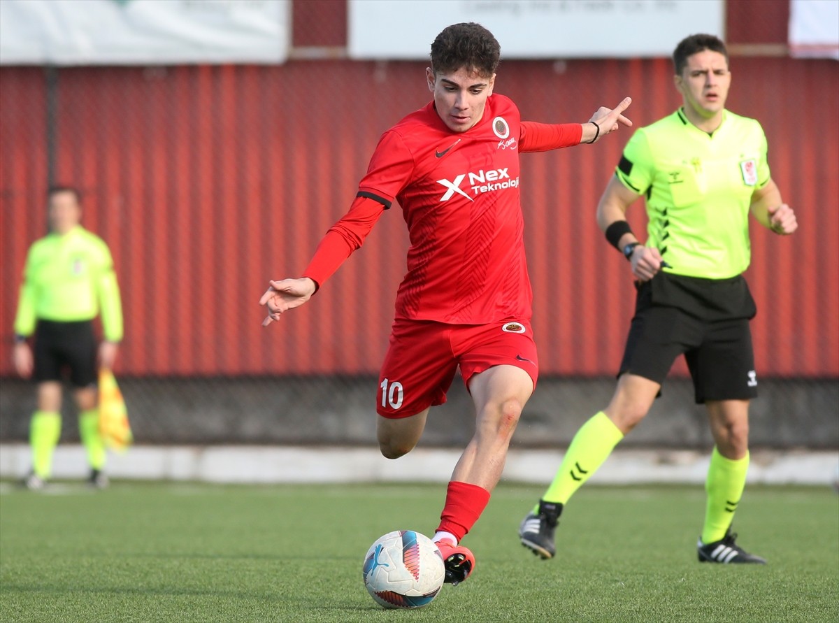 Gençlerbirliği Kulübü'nün 18 yaşındaki orta saha oyuncusu Baran Yıldız'ın (fotoğrafta), İngiltere...