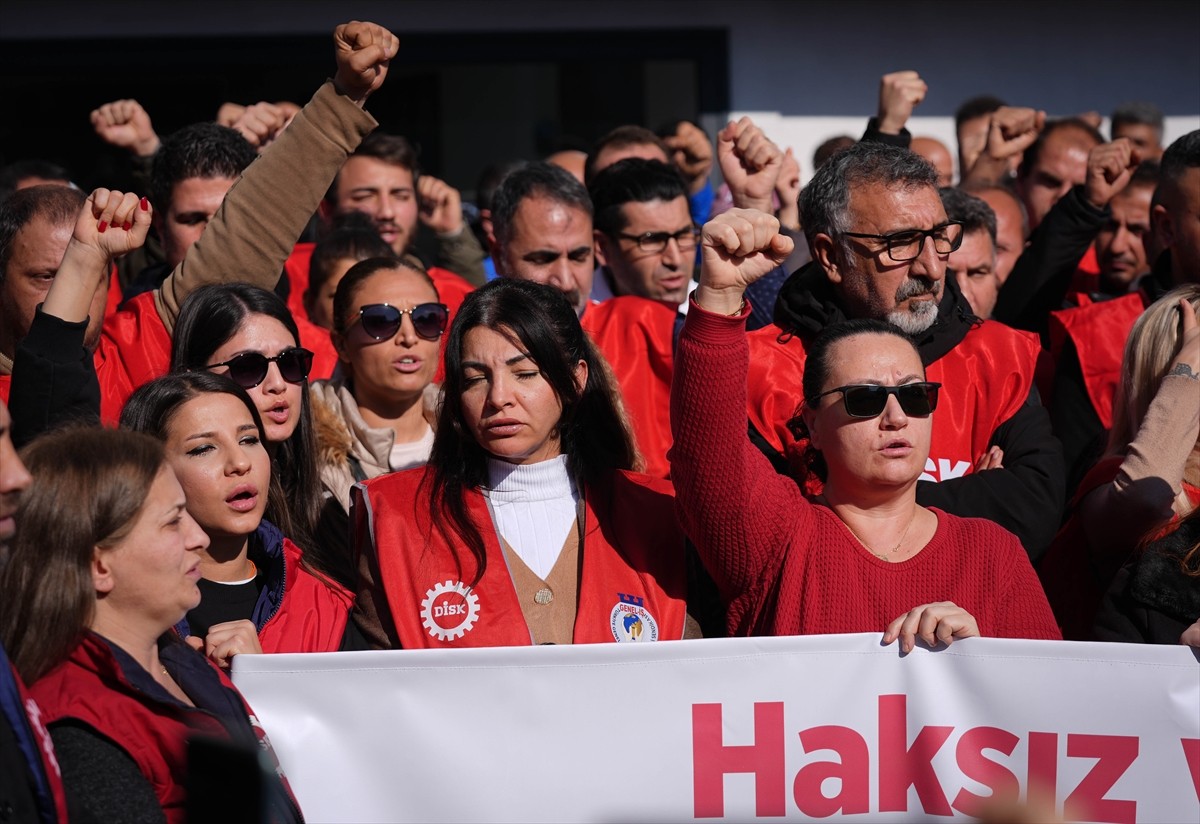 Genel-İş Sendikası İzmir şubeleri, İzmir Büyükşehir Belediyesinde ücretsiz izne çıkarılan 158...