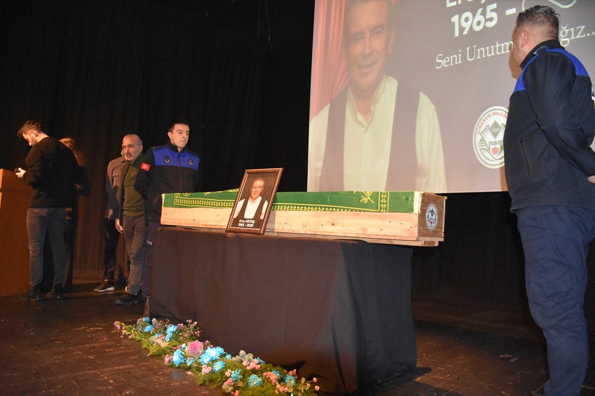 Giresun'da organları bağışlanan 59 yaşındaki tiyatro sanatçısı Eray Aktaş'ın cenazesi...